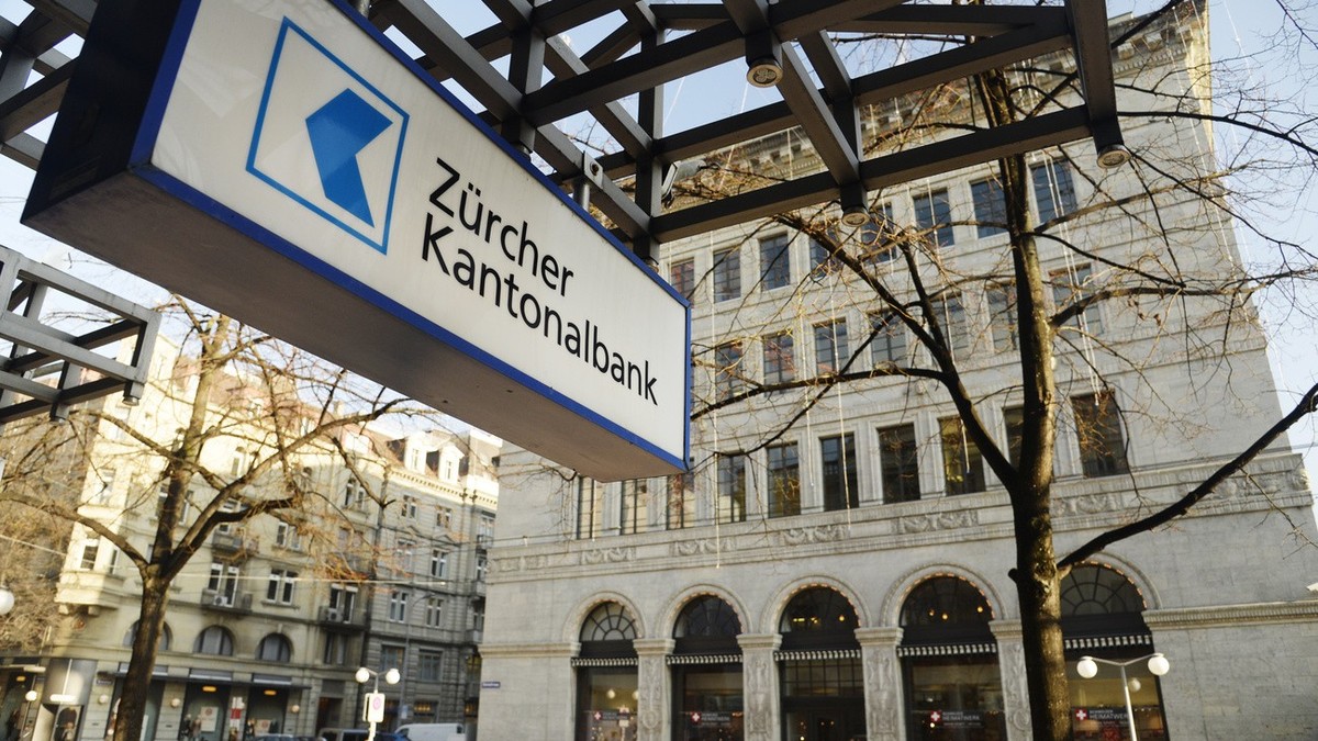 Das Logo der Zuercher Kantonalbank, aufgenommen vor dem Gebaeude der Schweizerischen Nationalbank SNB, hinten rechts, am Mittwoch, 11. Dezember 2013, in Zuerich. (KEYSTONE/Steffen Schmidt)