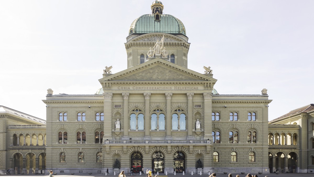 Das Bundeshaus mit dem Kunstwerk Tilo im Giebelfeld, dem Tympanon des Bundeshauses, fotografiert am Donnerstag, 10. April 2025 in Bern. (KEYSTONE/Christian Beutler)