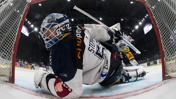 Zugs Torhueter Tobias Stephan blickt enttaeuscht im vierten Eishockey Playoff-Viertelfinalspiel der National League zwischen den ZSC Lions und dem EV Zug, am Samstag, 17. Maerz 2018, im Zuercher Halle ...