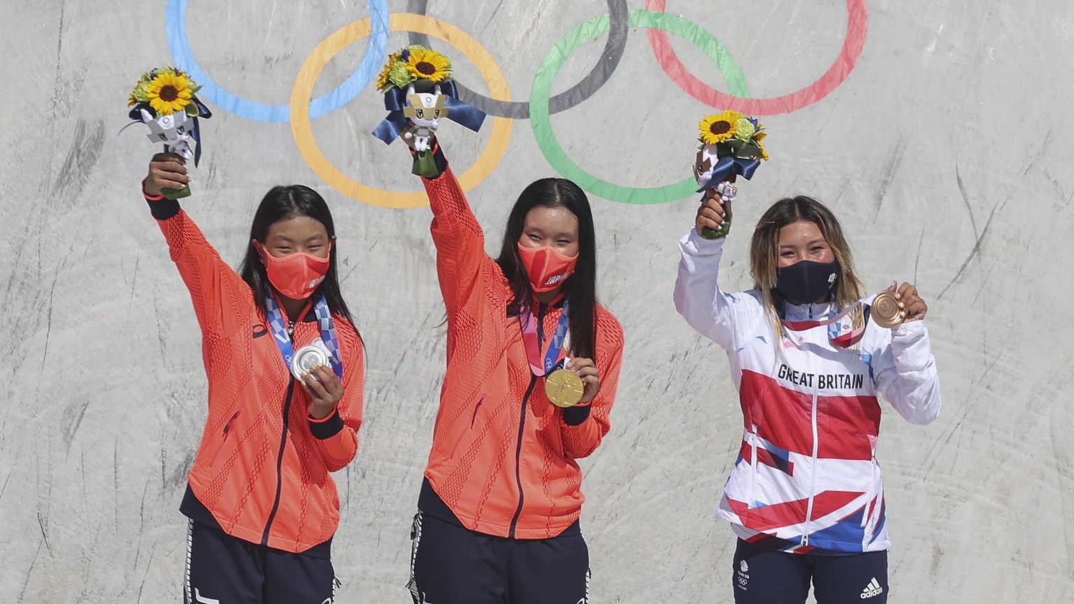 epa09393244 Gold Medalist Sakura Yosozumi (C) of Japan, Silver Medalist Kokona Hiraki (L) of Japan and Bronze Medalist Sky Brown (R) of Great Britain during the medal ceremomy for the Skateboarding Wo ...