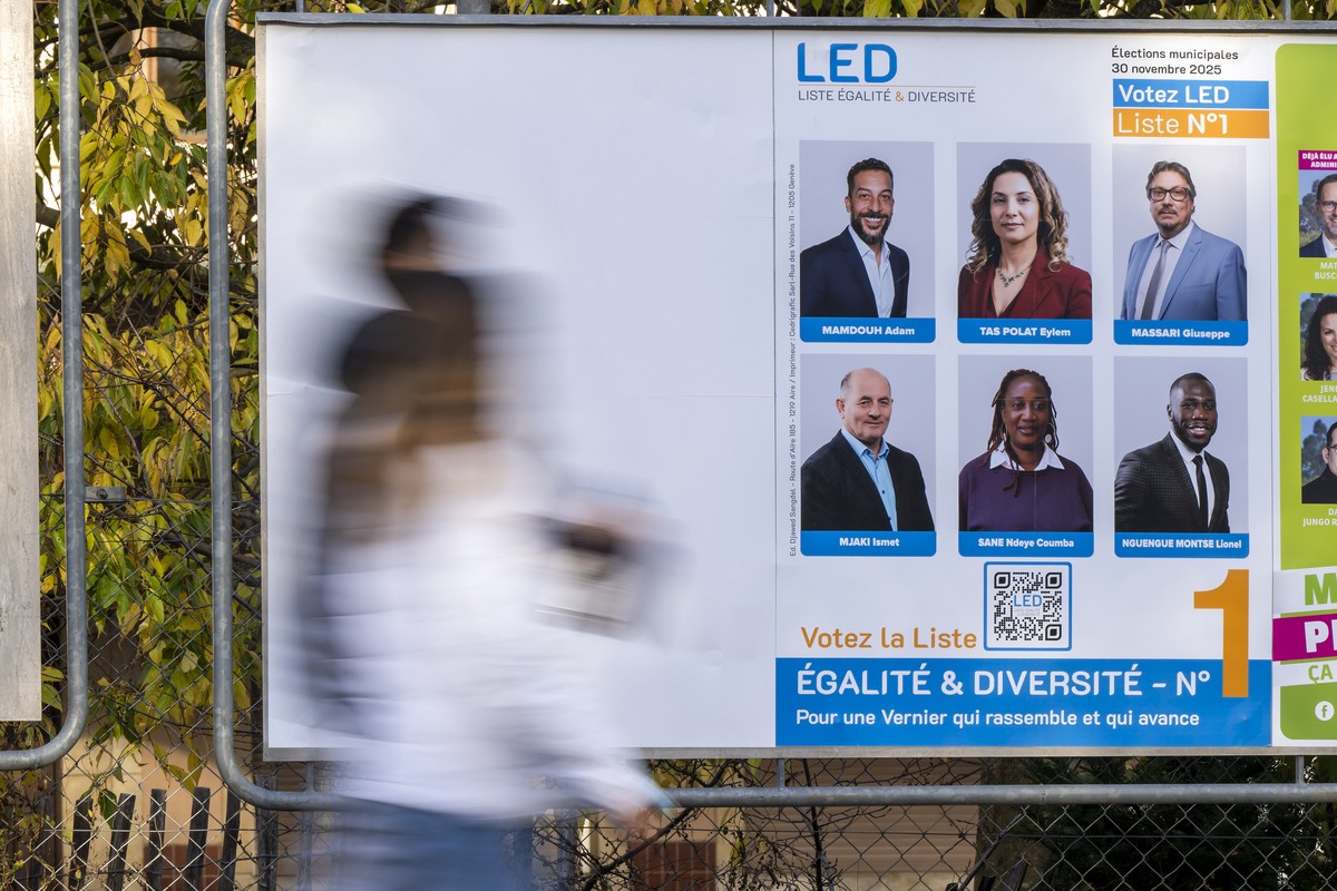 Une personnes passe devant les affiches electorales des differents partis politiques (LED) avec leurs candidats en vue du second tour de l'election du Conseil municipales de la ville de Vernier,  ...