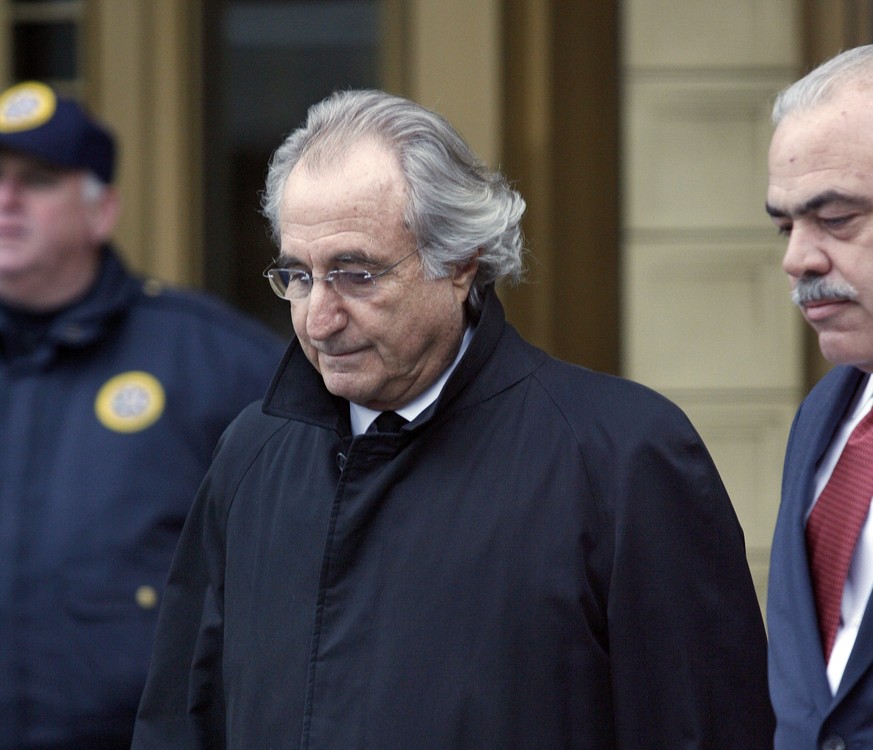 Madoff 2009 vor dem Gerichtsgebäude in New York. 