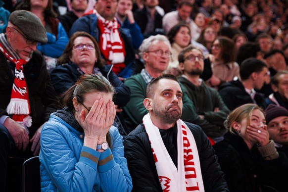 Les supporters reagissent lors du public viewing de l&#039;acte I de la finale des play-off du championnat suisse de hockey sur glace de National League entre les ZSC Lions et le Lausanne HC (LHC), jo ...