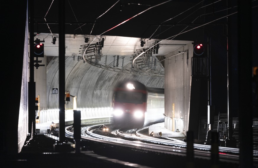 Ein Zug faehrt aus dem neuen Boezbergtunnel der SBB, am Sonntag, 13. Dezember 2020, in Schinznach-Dorf. (KEYSTONE/Gaetan Bally)