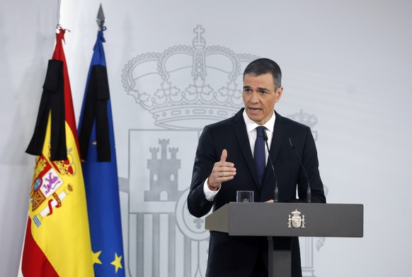 epa12046243 Spanish Prime Minister Pedro Sanchez speaks during a press conference after a cabinet meeting held at Moncloa Palace in Madrid, Spain, 22 April 2025. EPA/JAVIER LIZON