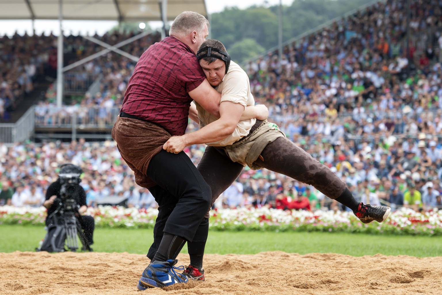 Christian Stucki, links, gegen Nick Alpiger, rechts, im sechsten Gang am Eidgenoessischen Schwing- und Aelplerfestes ESAF in Pratteln, am Sonntag, 28. August 2022. (KEYSTONE/Urs Flueeler)