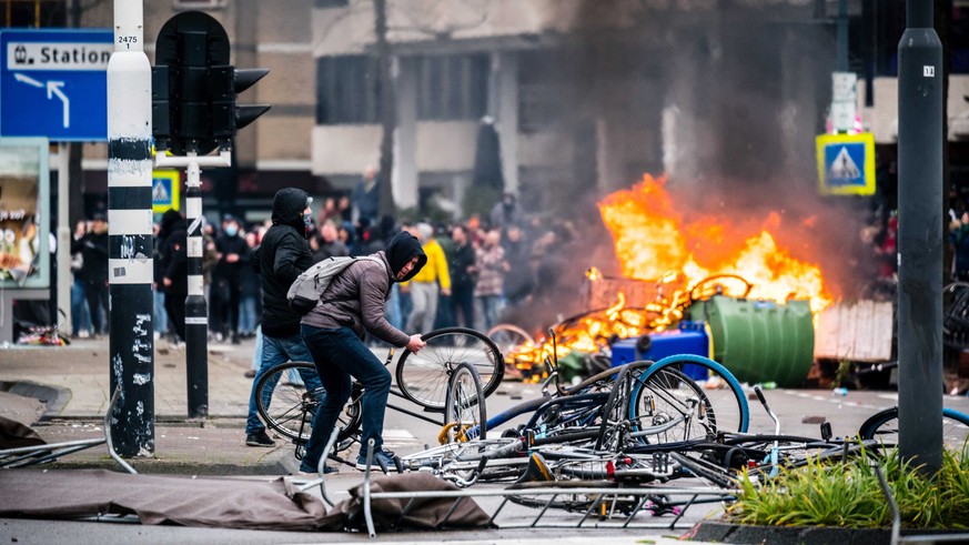 Corona-Proteste in den Niederlanden: Die Wut kocht über ...