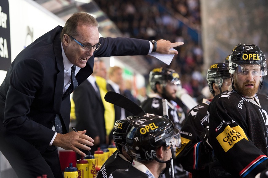 Fribourgs Trainer Larry Huras spricht mit seinen Spielern beim Eishockey Meisterschaftsspiel der National League A zwischen dem HC Fribourg Gotteron und dem EHC Kloten, am Freitag, 30. September 2016, ...