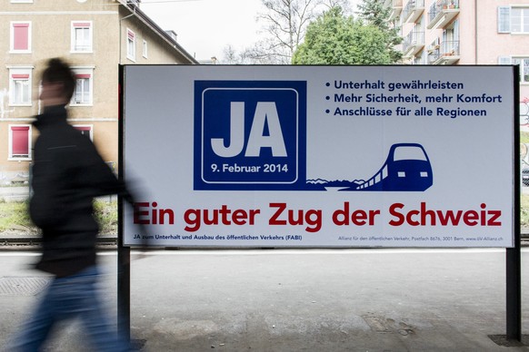 ZUR EIDGENOSSISCHEN ABSTIMMUNG UEBER DIE VORLAGE „FINANZIERUNG UND AUSBAU DER EISENBAHNINFRASTRUKTUR“ FABI STELLEN WIR IHNEN AM SONNTAG, 9. FEBRUAR 2014 FOLGENDES ARCHIVBILD ZUR VERFUEGUNG - Ein Mann  ...