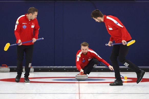 Die Athleten des Schweizer Maenner Curling Nationalteams, Yannick Schwaller, Mitte, Sven Michel, links, und Pablo Lachat, in Aktion waehrend einem Training nach einem Medientreffen in der Curlinghalle ...