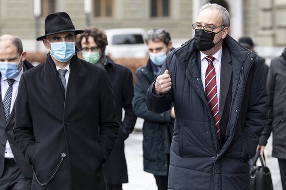 Bundespraesident Guy Parmelin, rechts, und Bundesrat Alain Berset erscheinen vor einer Bundesratssitzung, am Mittwoch, 13. Januar 2021, in Bern. (KEYSTONE/Peter Schneider)