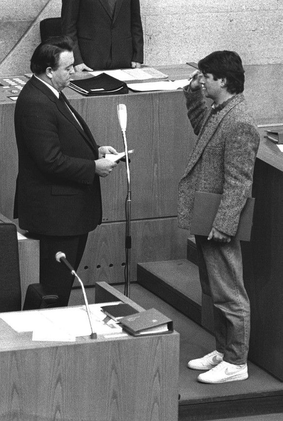 Amtsantritt in Turnschuhen: Joschka Fischer 1985 bei seiner Vereidigung im Hessischen Landtag.
