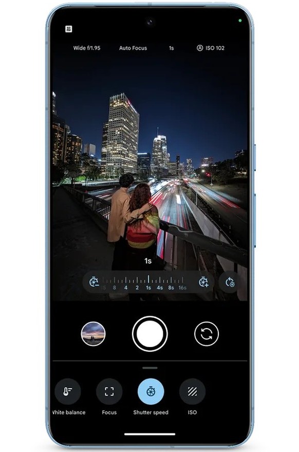 Die Kamera-App bietet Anfängern Modi, um etwa solche Nachtfotos mit Lichtspuren zu erzeugen. Profis können die Einstellungen manuell wählen.