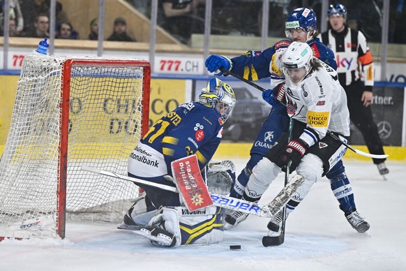 Der Fribourger Marcus Soerensen versucht es alleine gegen Torhueter Luca Hollenstein und Chris Egli, im Eishockey-Qualifikationsspiel der National League (NL) zwischen dem HC Davos und dem HC Fribourg ...