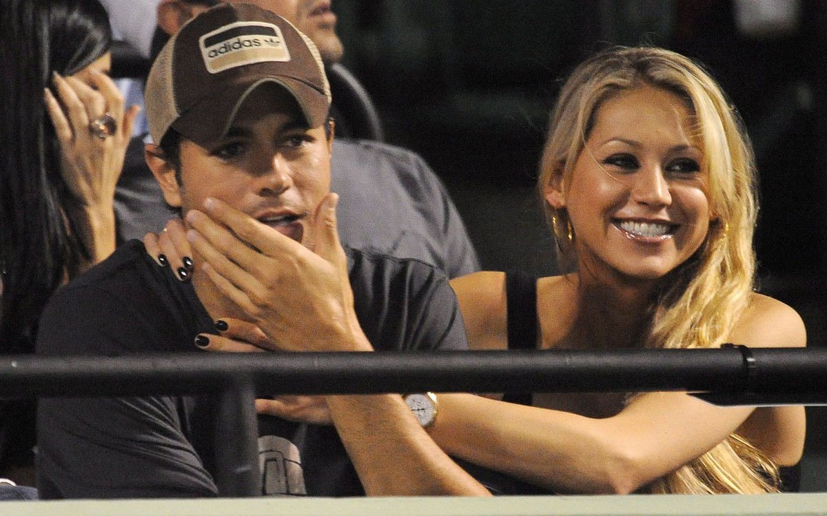 epa01686114 Singer Enrique Iglesias (L) and Anna Kournikova (R) watch Serena Williams of the USA play against her sister, Venus Williams, during their Sony Ericsson Open Tennis match on Key Biscayne,  ...