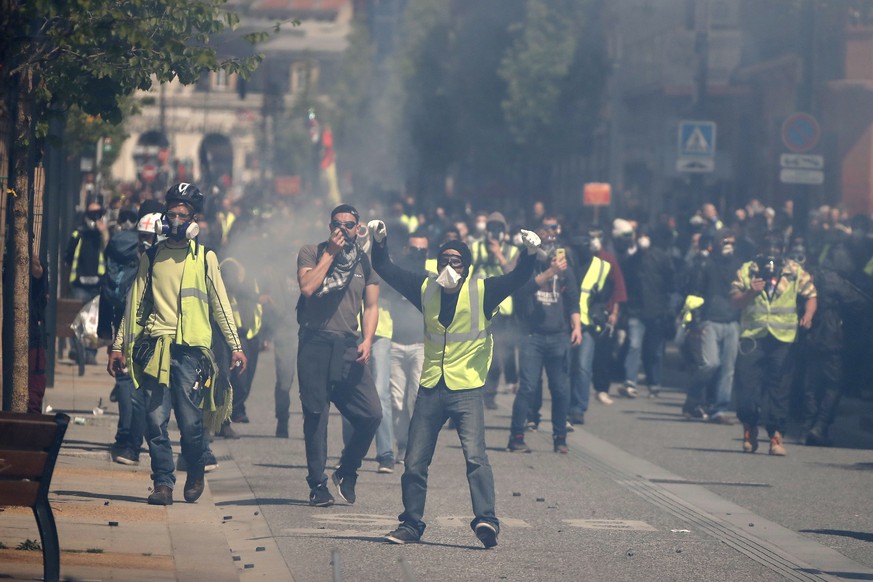 epa07503574 Protestors from the &#039;Gilets Jaunes&#039; (Yellow Vests) movement clash with French riot Police during the &#039;Act XXII&#039; demonstration (the 22nd consecutive national protest on  ...