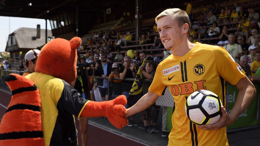 YBs Michel Aebischer bei der Trikot- und Mannschaftspraesentation der BSC Young Boys fuer die Super League Saison 2018/2019, am Samstag, 14. Juli 2018, im Stadion Neufeld in Bern. (KEYSTONE/Anthony An ...