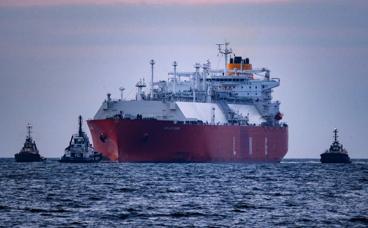 28.08.2024, Mecklenburg-Vorpommern, Mukran: Von Schleppern begleitet transportiert der LNG Tanker