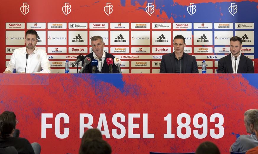 Medienchef Simon Walter, Alex Frei, David Degen, Verwaltungsratspraesident der FC Basel Holding AG, und Kaderplaner Philipp Kaufmann, von links, an der Medienkonferenz, wo Alex Frei als neuer Cheftrai ...