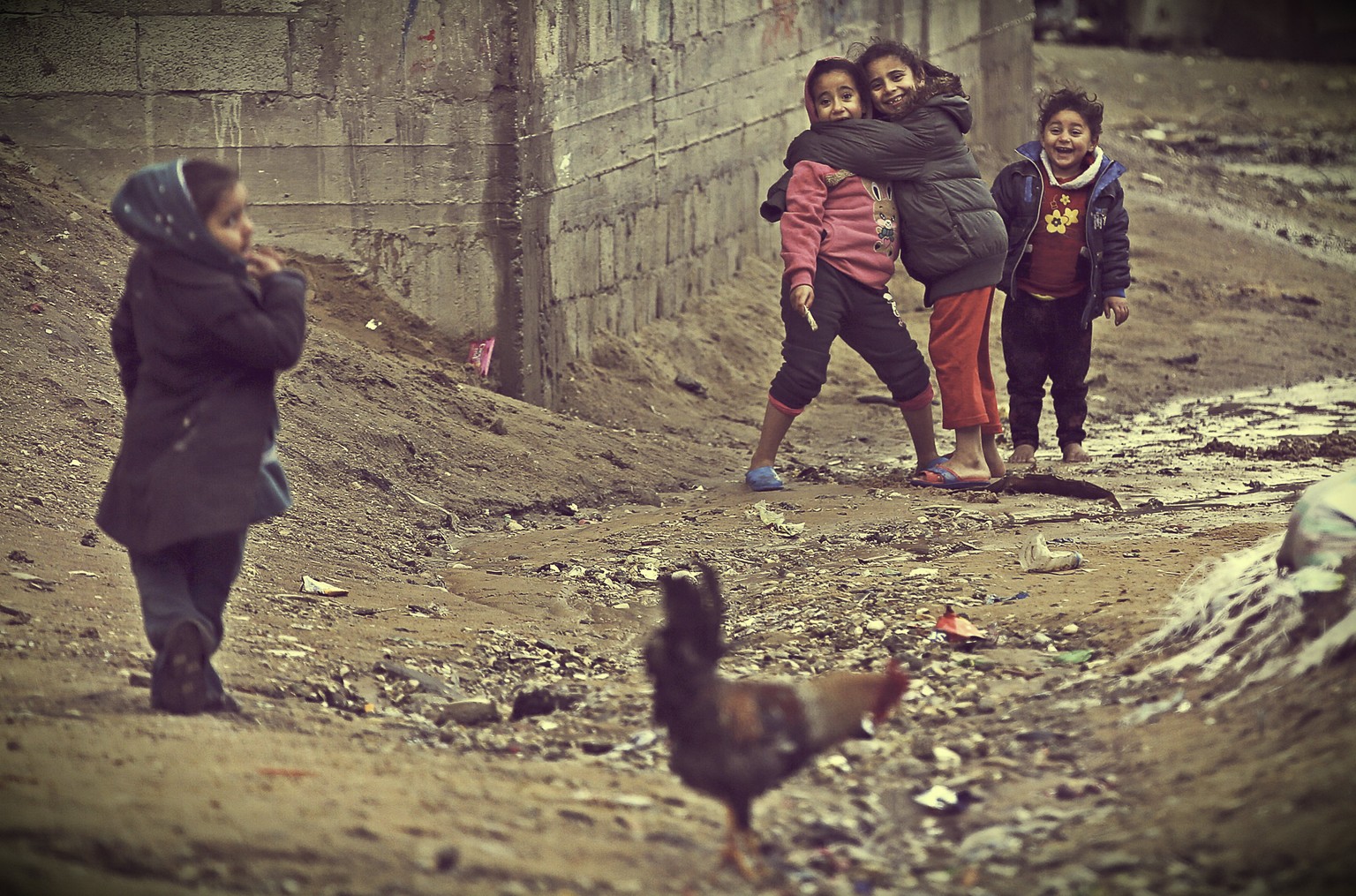 Palästinensische Mädchen am Rande des Flüchtlingslagers Jabaliya im nördlichen Gazastreifen, 2017.