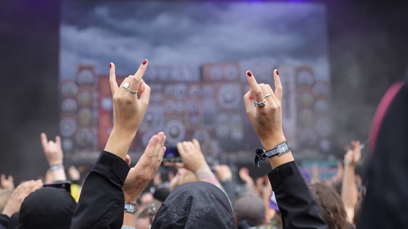 02.08.2023, Schleswig-Holstein, Wacken: Metal-Fans feiern nach der