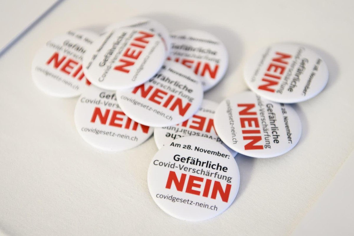 Die Gegner des Covid-Gesetzes laufen den Befürwortern punkto Kampagnenpräsenz den Rang ab.