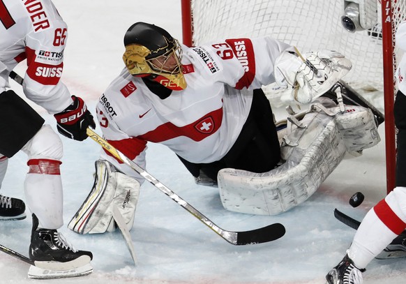 Switzerland&#039;s Leonardo Genoni makes a save during the Ice Hockey World Championships group B match between Canada and Switzerland in the AccorHotels Arena in Paris, France, Saturday, May 13, 2017 ...