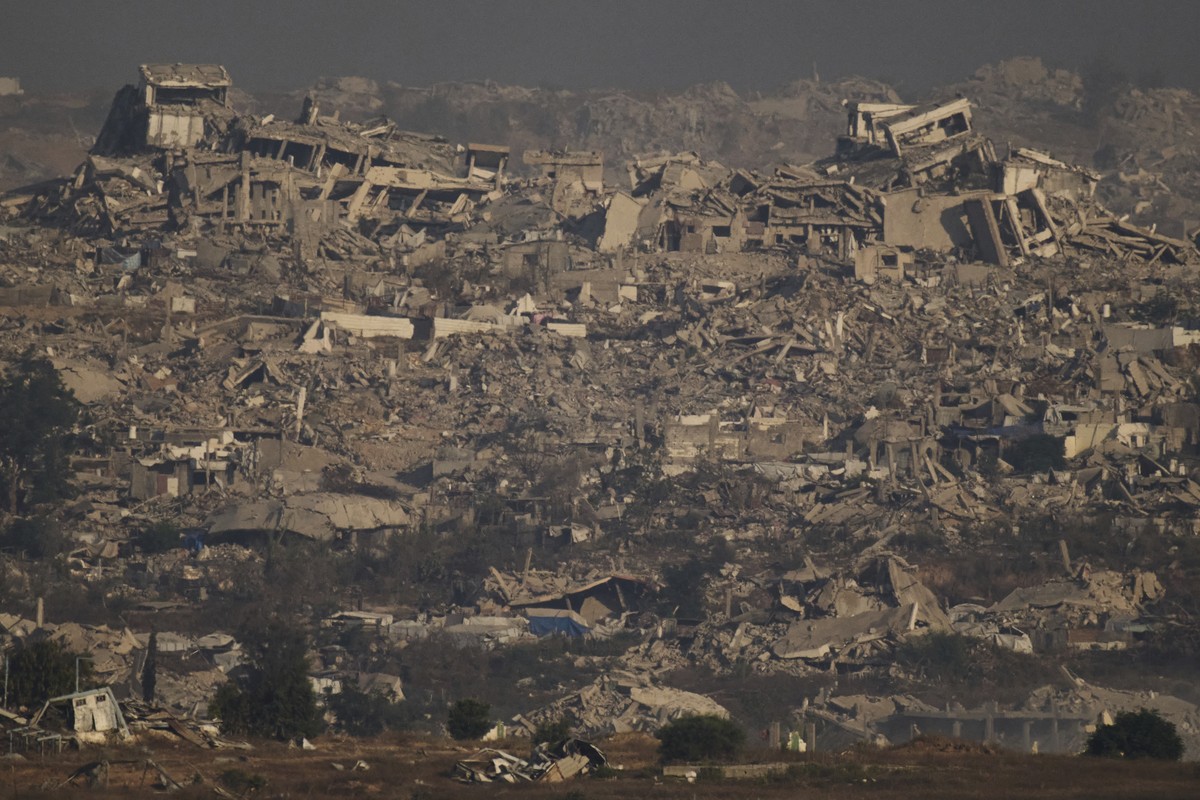 Buildings that were destroyed during the Israeli ground and air operations stand in northern of Gaza Strip as seen from southern Israel, Thursday, July 10, 2025. (AP Photo/Leo Correa)
APTOPIX Israel P ...