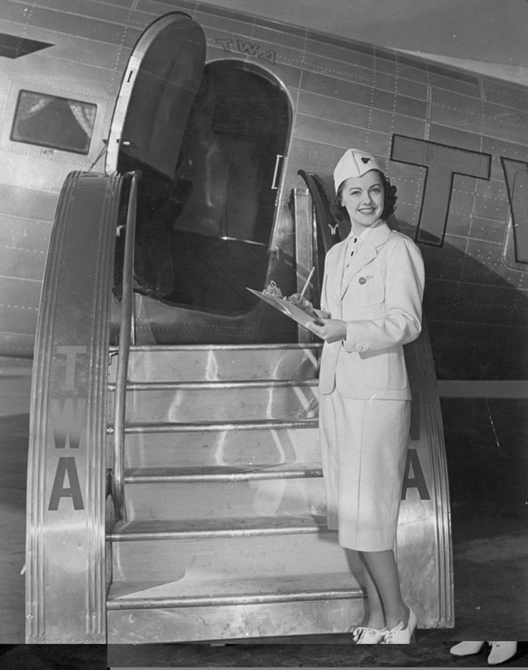 1948: Freundlicher geht es kaum. Eine Stewardess der Fluggesellschaft TWA (Trans World Airlines).