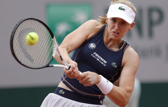 epa09965938 Jil Teichmann of Switzerland plays Bernarda Pera of the USA in their women?s first round match during the French Open tennis tournament at Roland ?Garros in Paris, France, 22 May 2022. EPA ...