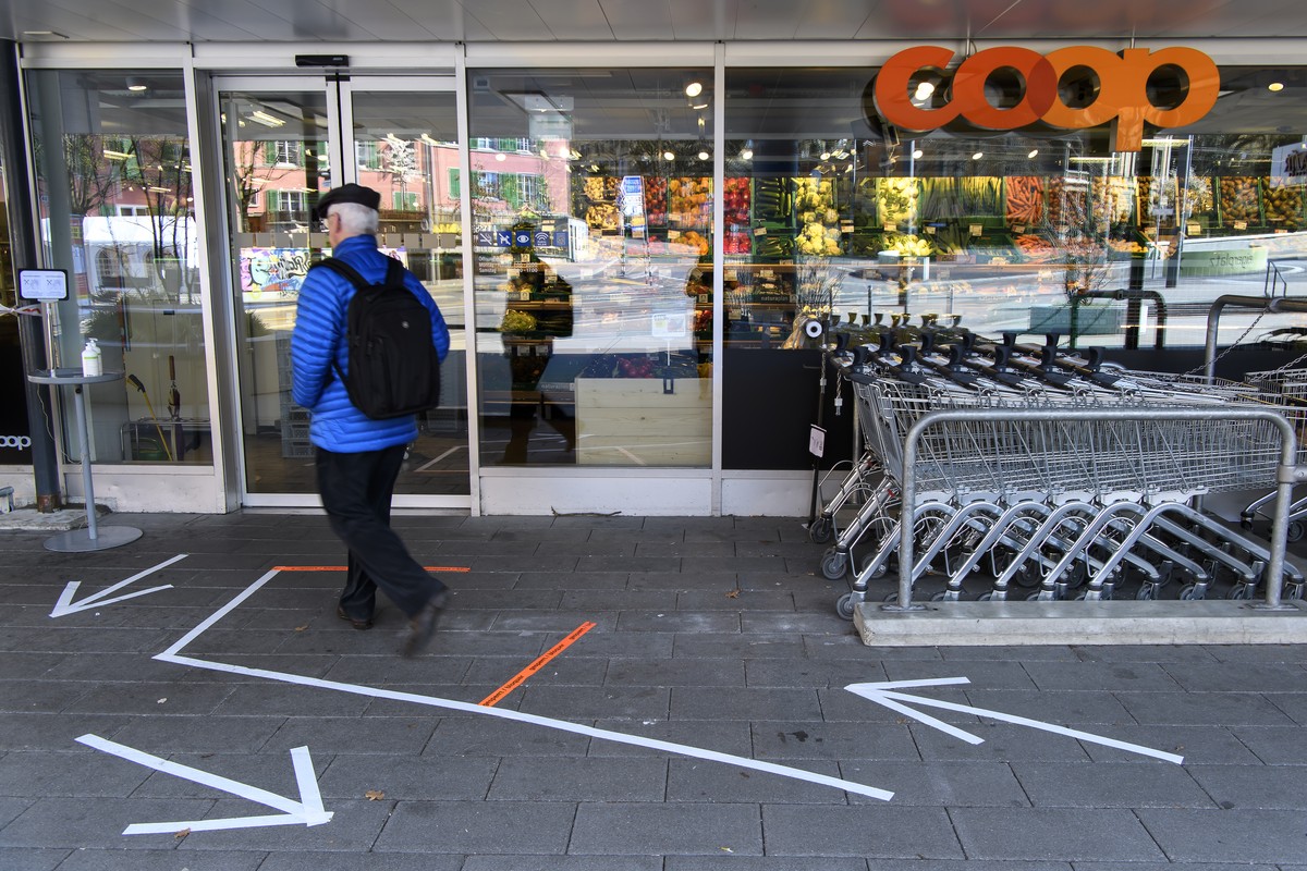 Eine Person folgt den Bodenmarkierungen vor einem Coop waehrend der Coronavirus (Covid-19) Pandemie, am Dienstag, 24. Maerz 2020 in Bern. (KEYSTONE/Anthony Anex)