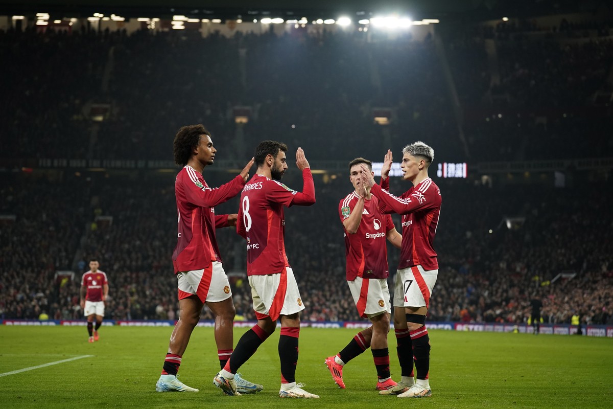 Manchester United's Alejandro Garnacho, right, celebrates with his teammates after scoring his side's second goal during the English League Cup soccer match between Manchester United and Lei ...