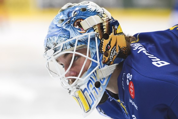 Goalie Gilles Senn von Davos, beim sechsten Playoff-Viertelfinalspiel der National League zwischen dem HC Davos und EHC Biel, am Donnerstag, 22. Maerz 2018, in der Vaillant Arena in Davos. (KEYSTONE/G ...