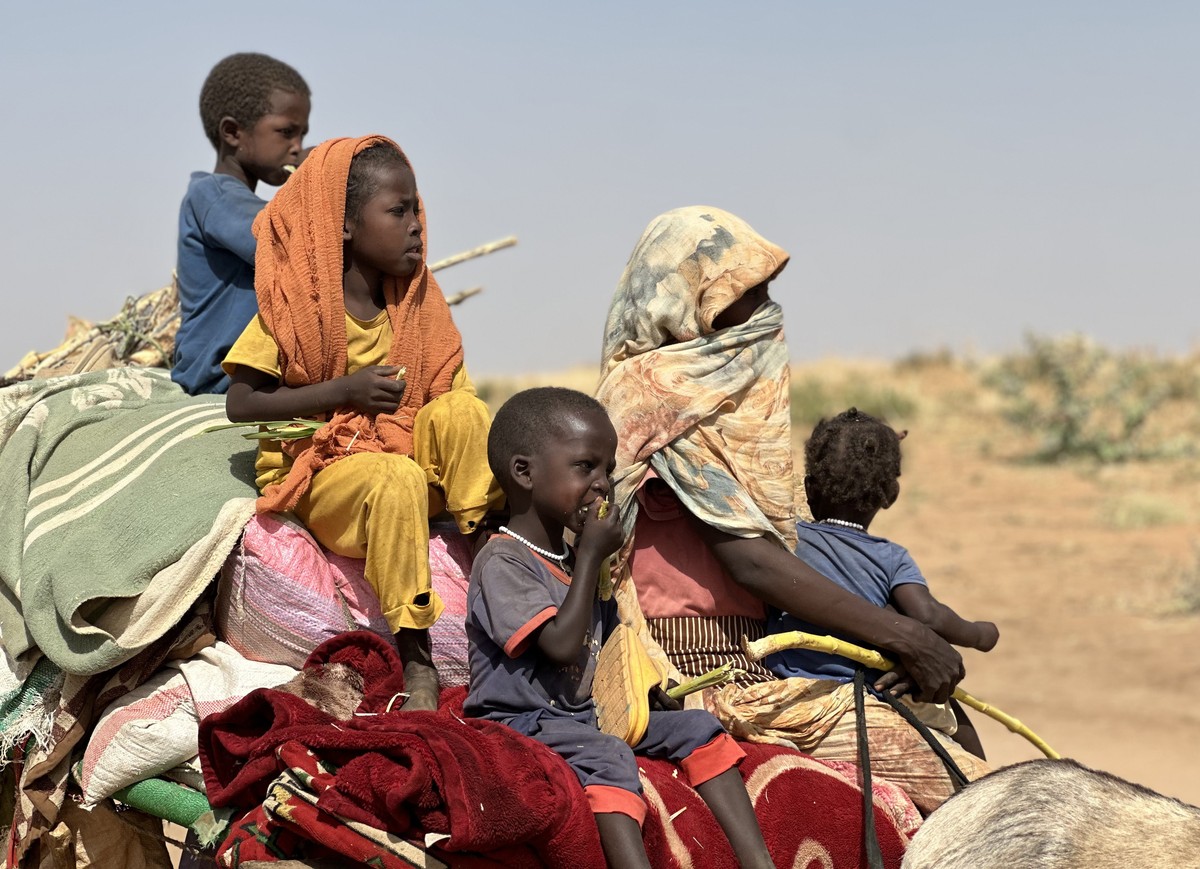 KEYPIX - epa12047297 Sudanese people, who fled from the internally displaced persons (IDP) Zamzam camp, on their way to the Tawila Camps amid the ongoing conflict between Sudan's army and the Rap ...