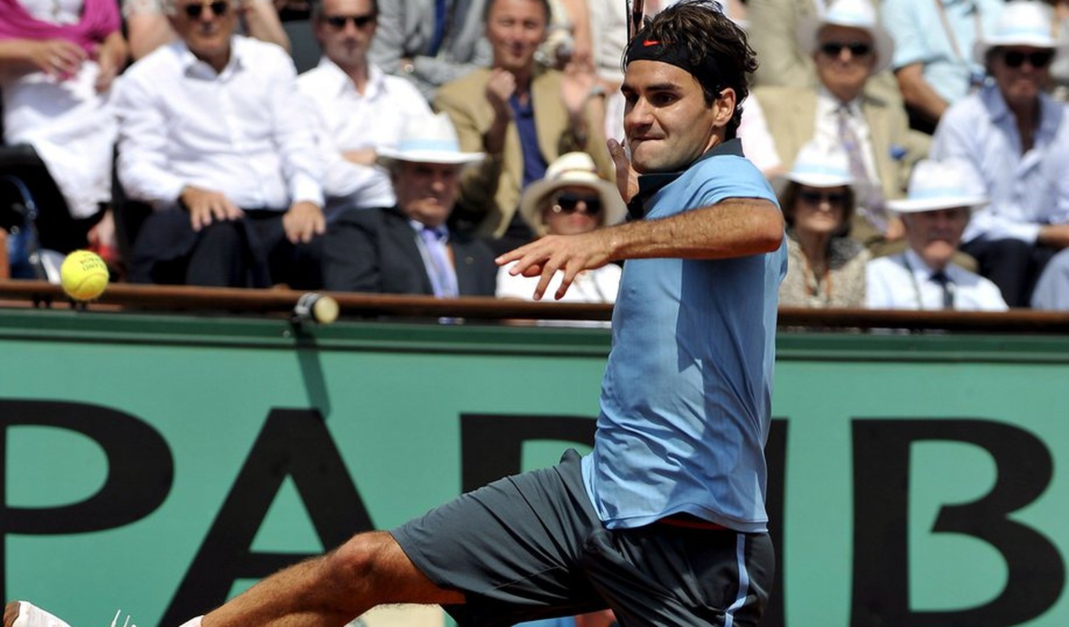 Eine krachende Vorhand rettet Federer auf dem Weg zum Karriere-Slam