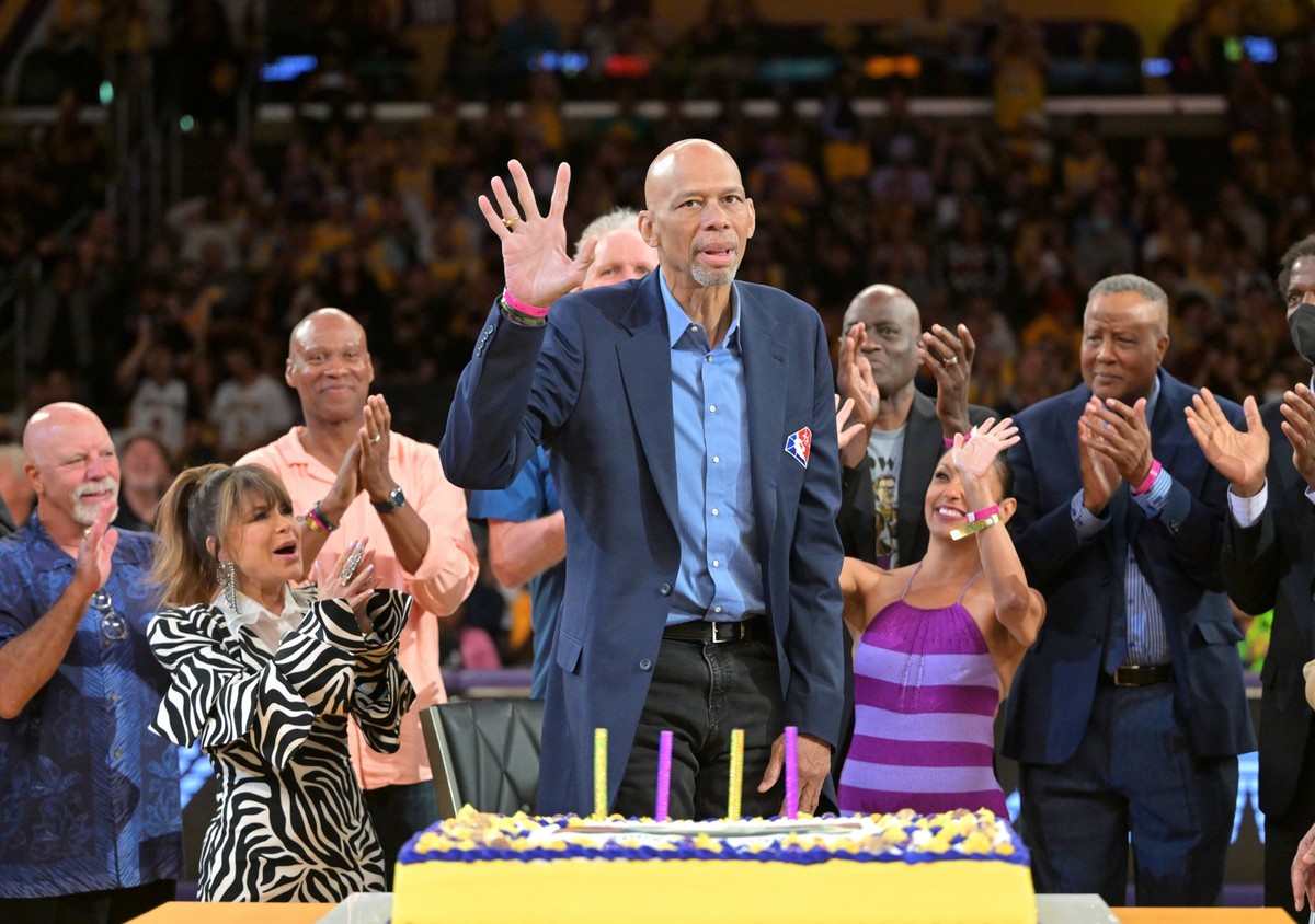 NBA, Basketball Herren, USA Oklahoma City Thunder at Los Angeles Lakers, Apr 8, 2022 Los Angeles, California, USA Athletic trainer Gary Vitti, former players Byron Scott, Bill Walton, Michael Cooper a ...