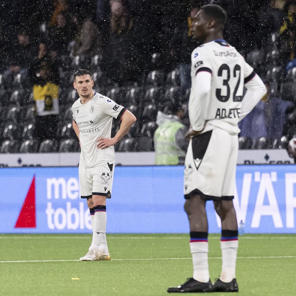 Spieler von FC Basel reagieren nach ein Tor zum 0-5 von YB&#039;s Joel Monteiro, im Fussball Meisterschaftsspiel der Super League zwischen dem BSC Young Boys und dem FC Basel 1893, im Stadion Wankdorf ...