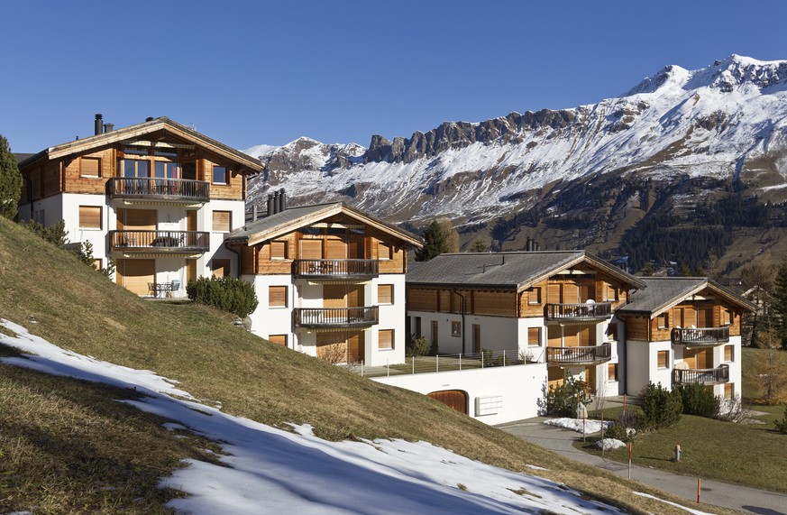 ARCHIVBILD ZUM VERZICHT DES BUNDESRATES, DIE LEX KOLLER ZUR VERSCHAERFEN, AM MITTWOCH, 20. JUNI 2018 - Seconday homes with shuttered windows in Sartons, a luxury residential area above Lenzerheide-Val ...