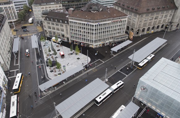 Blick auf den Bahnhofsplatz mit neuer Ankunftshalle, augenommen an der offiziellen Einweihung des neu gestalteten Bahnhofs und Bahnhofplatz, am Freitag, 31. August 2018, in St. Gallen. Der neue Bahnho ...