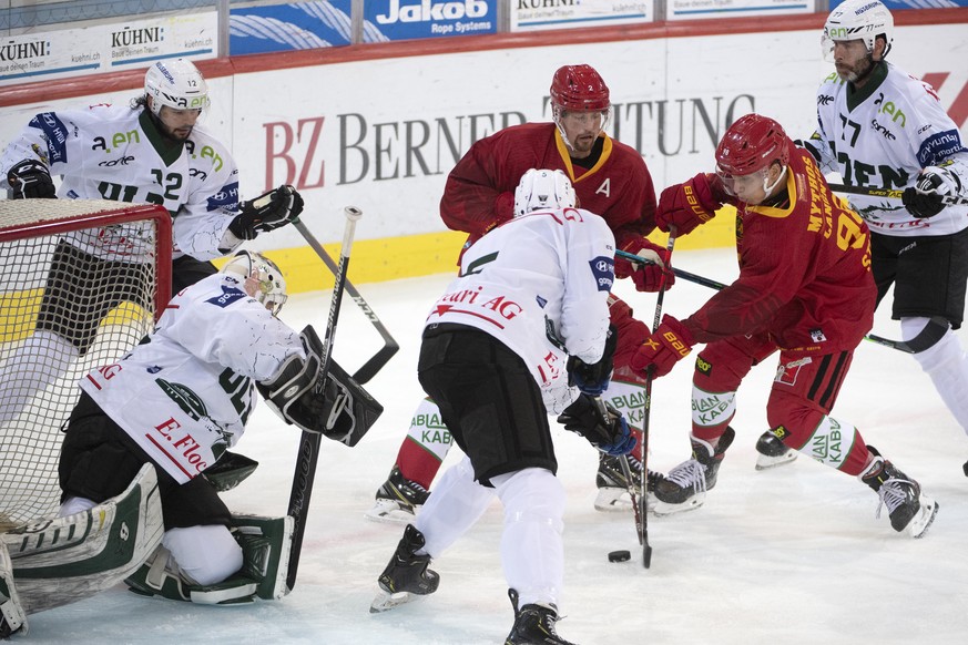 Tigers, Jules Sturny, Mitte rechts, kaempft um den Puck, gegen Oltens, Leonardo Fuhrer, Goalie, Simon Rytz, Tyler Higgins, Philipp Rytz, von links, waehrend einem Vorbereitungsspiel zwischen den SCL T ...