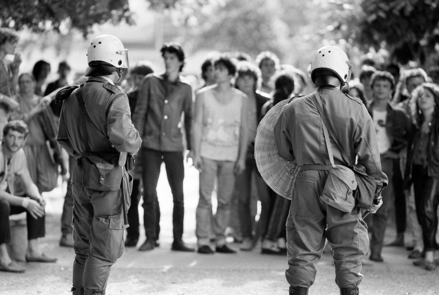 When the police carry out a check on young people, this triggers a scuffle in Platzspitz Park in May 1988 in Zurich, Switzerland. Subsequently, a large police squad is called in. Only when the police  ...