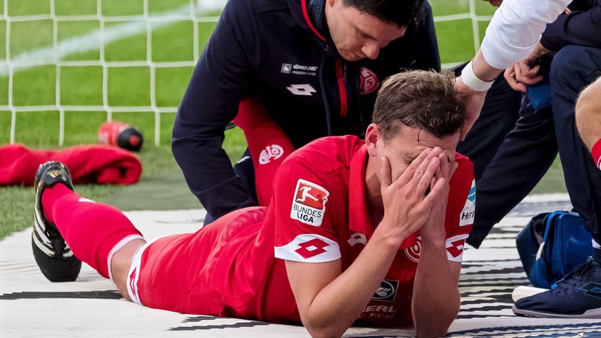 epa05566831 Mainz&#039; Fabian Frei (bottom) receives medical assistance after being injured during the German Bundesliga soccer match between VfL Wolfsburg and FSV Mainz 05 in Wolfsburg, Germany, 02  ...