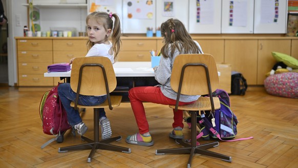 Die ukrainischen Fluechtlingskinder Veronika, rechts, und Alina, im Unterricht, aufgenommen im Rahmen eines Besuches fuer Medien am Freitag, 13. Mai 2022, im Schulhaus Landhaus in Herisau. Im Kanton A ...