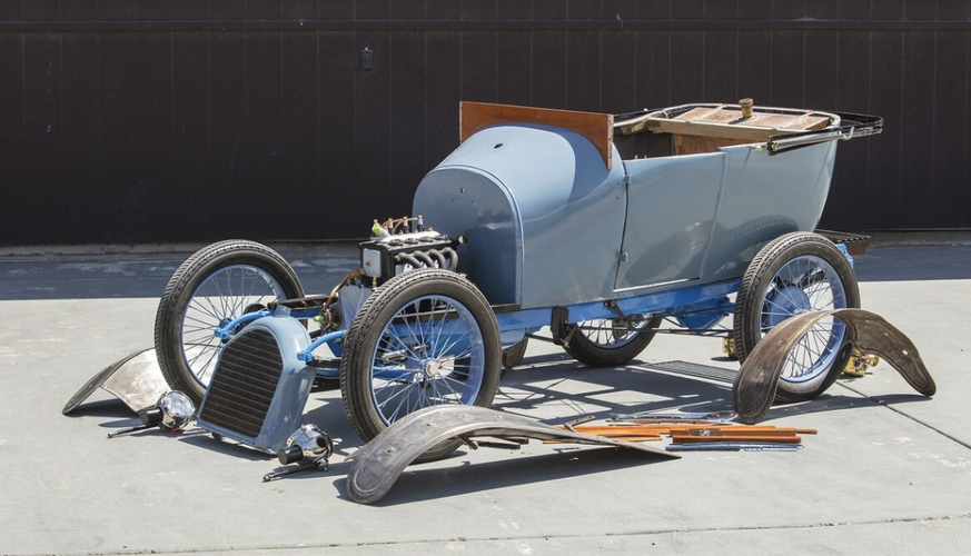 So kostete dieser Peugeot Type BP1 Bébé von 1911 als nur 5600 Dollar anstatt der geschätzten 25’000 bis 35’000. 
https://bid.broadarrowauctions.com/auctions/1-7HXPGM/radius-at-the-monterey-jet-center- ...