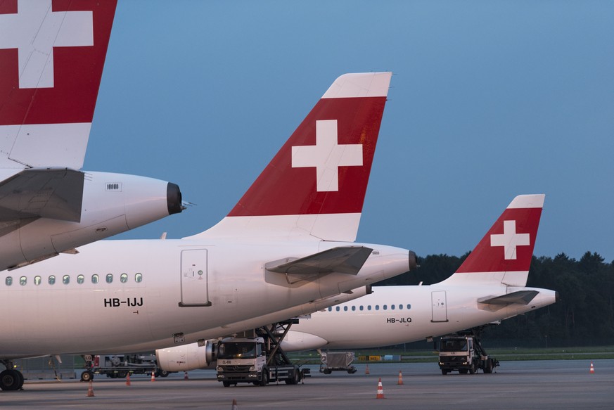 ARCHIVBILD ZU DEN AKTUELLEN VERKEHRSZAHLEN DER SWISS INTERNATIONAL AIRLINES, AM MONTAG, 12. JUNI 2017 - Swiss International Air Lines airplanes at Zurich Airport in Kloten in the Canton of Zurich, Swi ...