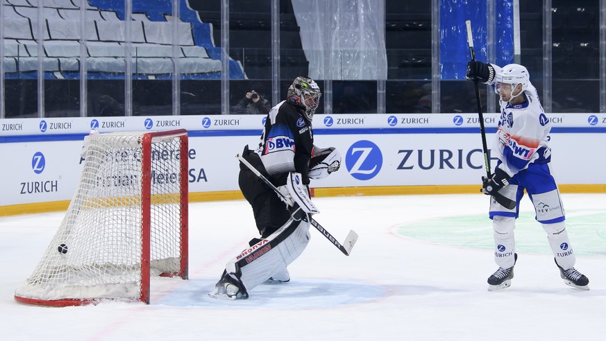 Zuerichs Marcus Krueger, rechts, schiesst ein Tor (2-1) gegen Gotterons Torhueter Reto Berra, links, waehrend dem Swiss Ice Hockey Cup 1/2 Final zwischen den HC Fribourg Gotteron und dem ZSC Lions, am ...