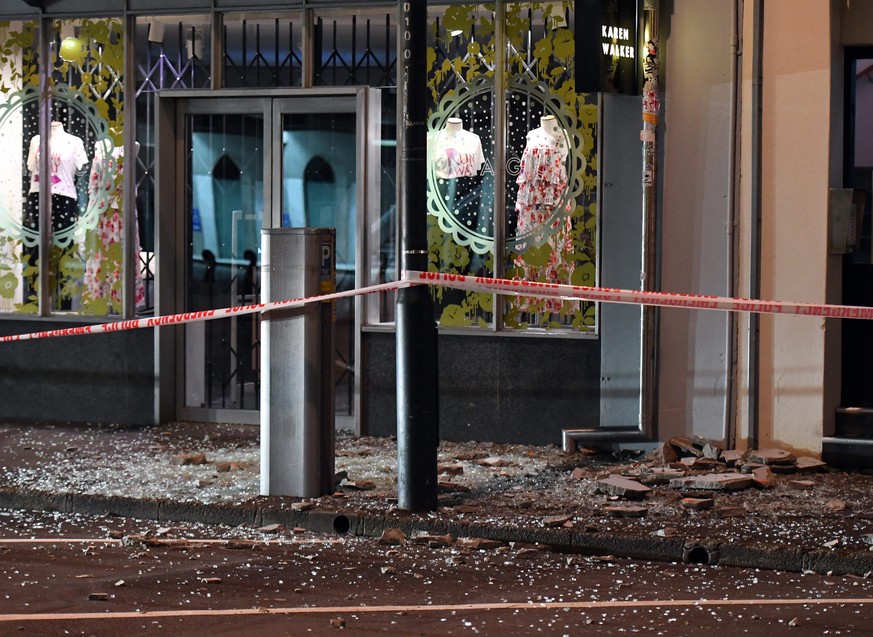 epa05629893 Glass and masonary on the footpath in Wakefield Street, Wellington, after an earthquake based around Cheviot in the South island shock the capital, New Zealand, early 14 November 2016. Acc ...