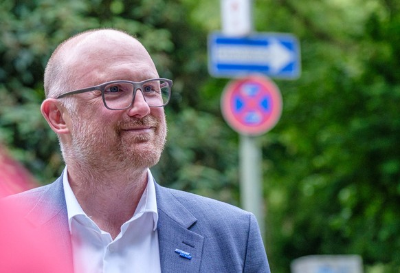 RECORD DATE NOT STATED KI gegen verschmutzte Verkehrszeichen in Duisburg ** NUR F?R REDAKTIONELLE ZWECKE ** EDITORIAL USE ONLY **<p>Oberb?rgermeister S?ren Link. Wirtschaftsbetriebe Duisburg ste ...