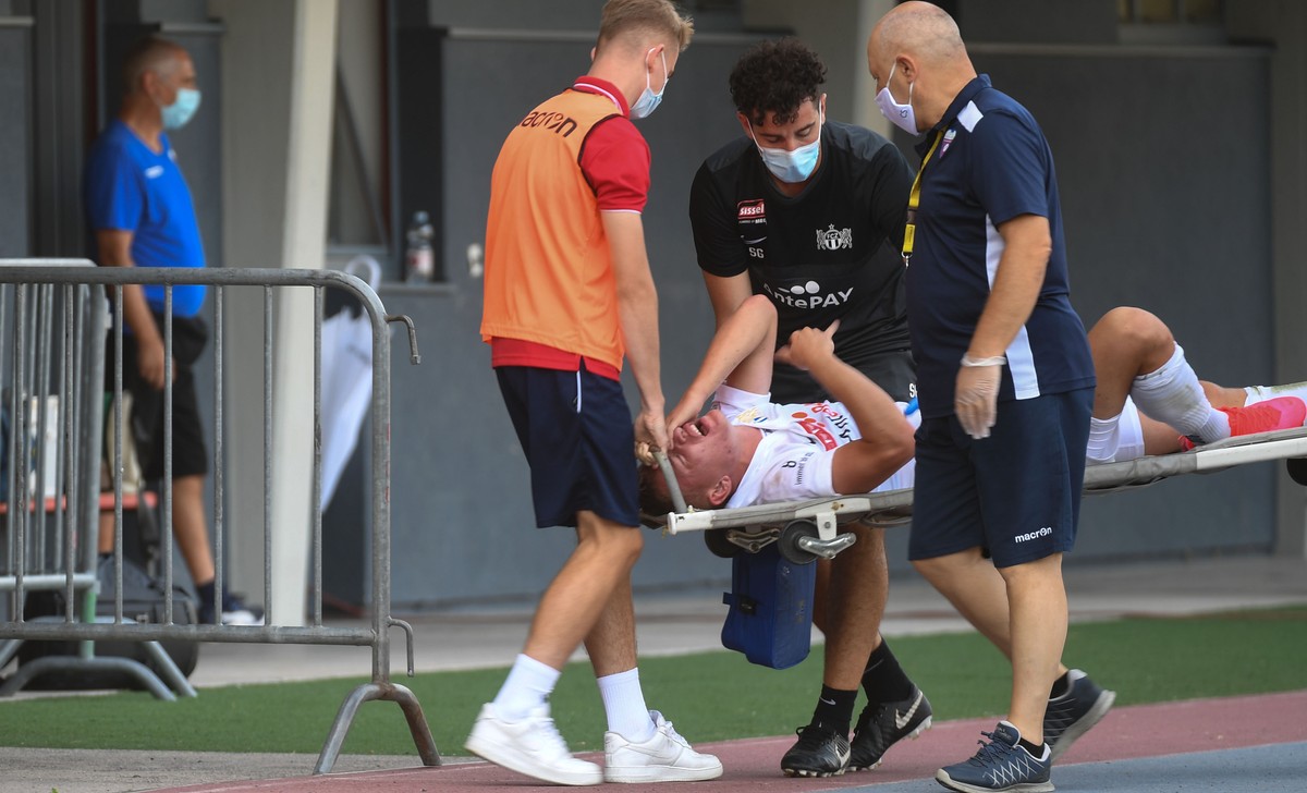 Injury for Zuerich's player Becir Omeragic during the Swiss Cup 1/16 soccer match FC Chiasso against FC Zuerich, at the Riva IV Stadium in Chiasso, Sunday, September 13, 2020. (KEYSTONE/Ti-Press/ ...