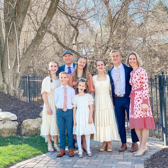 ruby franke mit ehemann und kinder

https://www.instagram.com/p/CM-BE2WjbNC/?hl=de